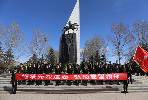 鴻德學(xué)院護(hù)校隊(duì)清明節(jié)祭掃烈士陵園 緬懷革命先烈