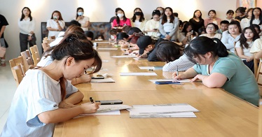 學院舉行漢字書寫大賽校內(nèi)選拔賽頒獎儀式